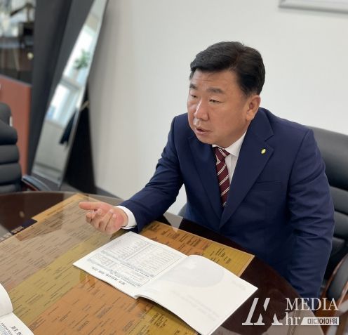 이범석 청주시장이 지난 5월 1일 행정안전부를 방문해 최병관 지방재정경제실장을 만나 청주시 자원봉사센터 신축건립비 등 현안사업 특별교부세 건의를 하고 있다.