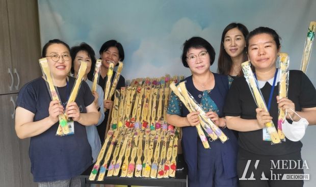 청주시, 만드는 즐거움 나누는 행복 ‘냅킨아트 효자손’전달