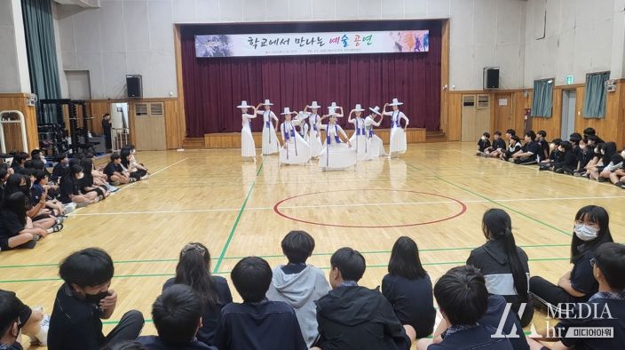 천안시태조산청소년수련관과 천안시립무용단이 운영하는 ‘학교에서 만나는 예술가’ 프로그램 모습