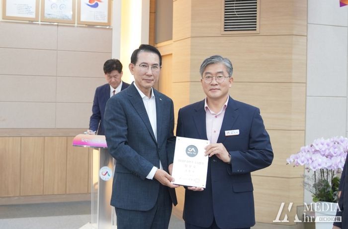 3일 시청 대회의실에서 열린 월례회의에서 우수과제 선정부서가 수상하는 모습