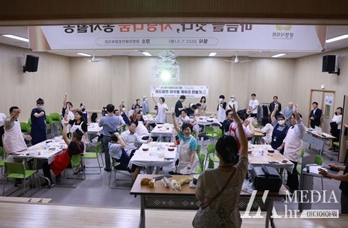 광명시의회 시의원과 이용인의 단체사진