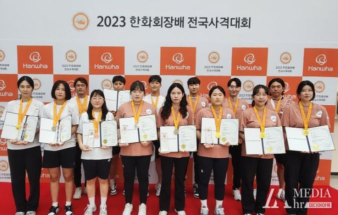 서산시청 사격팀 기념촬영 모습(왼쪽부터 정미라, 김예슬, 소승섭, 유현영, 방재현, 김희선, 최보람, 오정은, 강준기, 염다은, 김기원, 이은서, 박성현, 박해미)