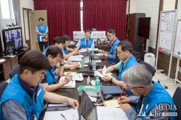 한울1호기 방사능방재 전체훈련 회의장면(가운데 이세용 본부장)