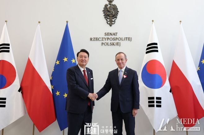 7월 13일 윤석열 대통령은 토마슈 그로츠키(Tomasz Grodzki) 폴란드 상원의장과 면담을 가졌다.