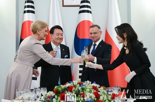 7월 13일 윤석열 대통령 부부는 폴란드 두다 대통령 부부 주최 공식만찬을 참석했다.