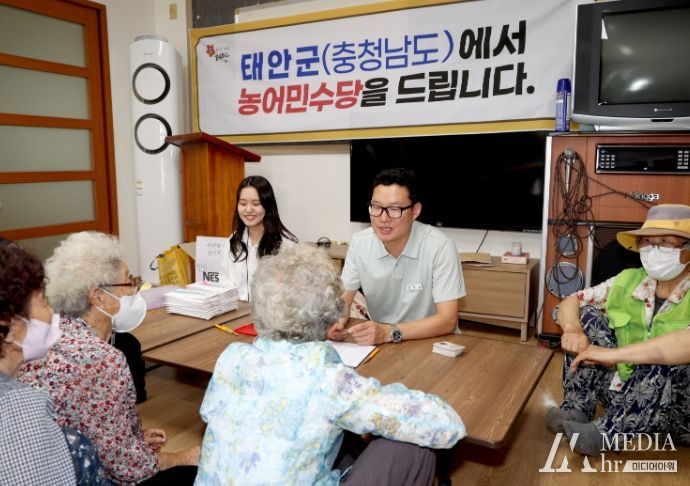 19일 태안읍 내 마을회관에서 농어민 수당을 지급하는 모습.