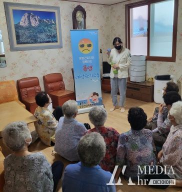 지난달 28일 황남동 북당경로당에서 폭염대비 건강관리 교육을 하고 있다.