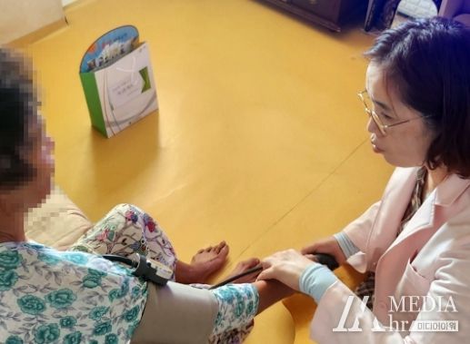 나주시가 9월까지 홀몸노인, 장애인 등 폭염취약계층 3700여가구를 대상으로 방문 건강관리 서비스를 추진하고 있다. 간호사가 직접 가정을 방문해 혈압·혈당 검사와 폭염 대응 요령 등을 안내하고 폭염 응급키트를 배부하고 있다.