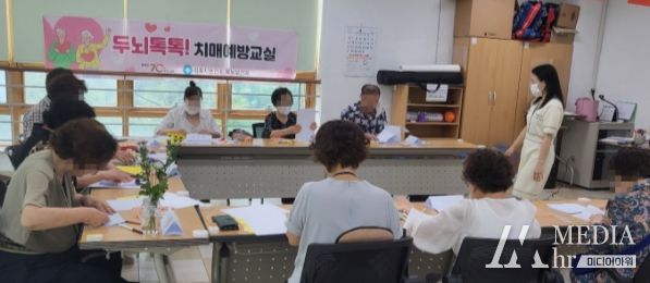 김포시보건소의 ‘두뇌톡톡! 치매예방교실’ 참가자들이 만들기에 집중하고 있다.