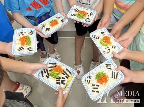 청주시, 광복절 앞두고 태극기비빔밥 만드는 어린이들