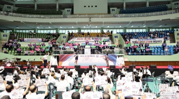 경남지역 기독교인 4,000여명이 8월 13일 마산실내체육관에서 개최된 8·15 특별성회에서‘경남 창원 의과대학 신설’결의를 다지고 있다.