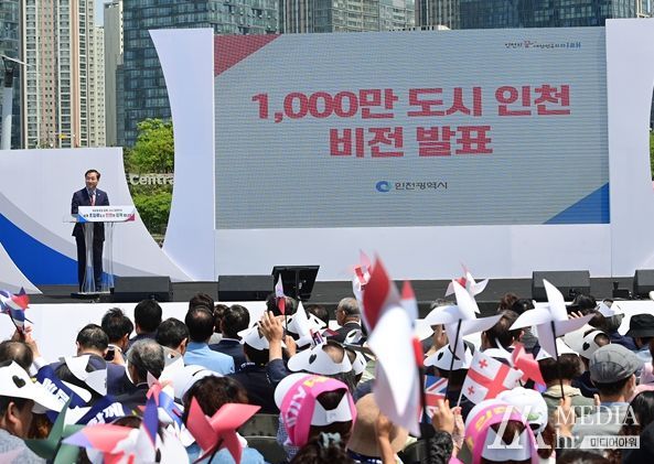 유정복 인천광역시장이 6월 5일 센트럴파크 UN광장에서 열린 재외동포청 개청 기념행사에서 ‘1,000만 도시 인천’ 비전을 발표하고 있다.