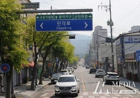 한쪽 주차제 시행 구간 도로변 양쪽 차선 주정차 모습