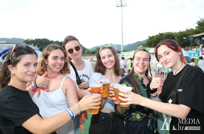 제1회 강진 하맥축제에 참여한 외국인 관광객들이 무제한 맥주로 건배하고 있다.