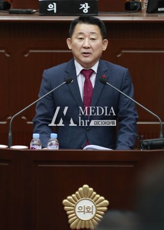4일 서구의회 제2차 정례회 제2차 본회의에 참석해 앞으로의 구정 방향과 내년도 예산안을 설명하고 있는 서철모 서구청장