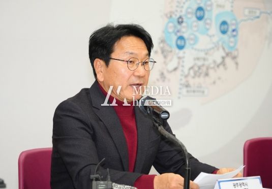 강기정 광주광역시장이 4일 오후 서구 김대중컨벤션센터에서 열린 ‘서남권 메가시티 구축 정책 토론회’에 참석해 환영사를 하고 있다./광주광역시 제공