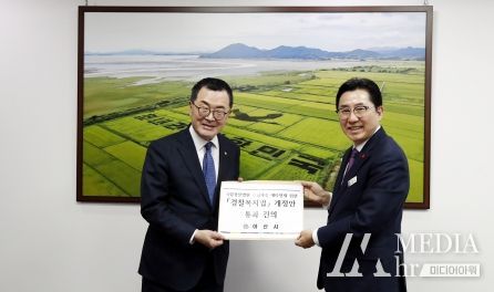 1. 박경귀 아산시장이 법제사법위원회 야당 간사를 맡고 있는 소병철 의원에게 국립경찰병원 건립사업 예타면제를 위한 ‘경찰복지법 개정안 통과 건의서’를 전달하고 있다.