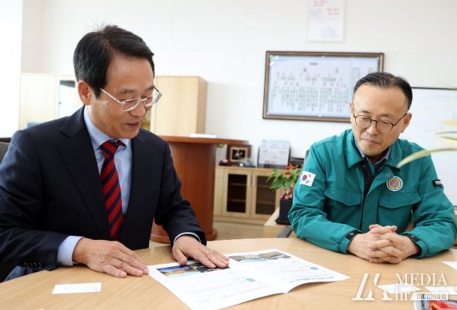 강진원 군수가 행안부를 방문해 특별교부세 지원을 건의하고 있다.