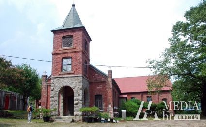 나주시 노안면 계량마을이 전라남도에서 추진하는 ‘유기농 생태마을 육성사업’ 대상 마을로 선정됐다. 마을 한 가운데 위치한 115년 역사의 노안성당. (사진제공-나주시)