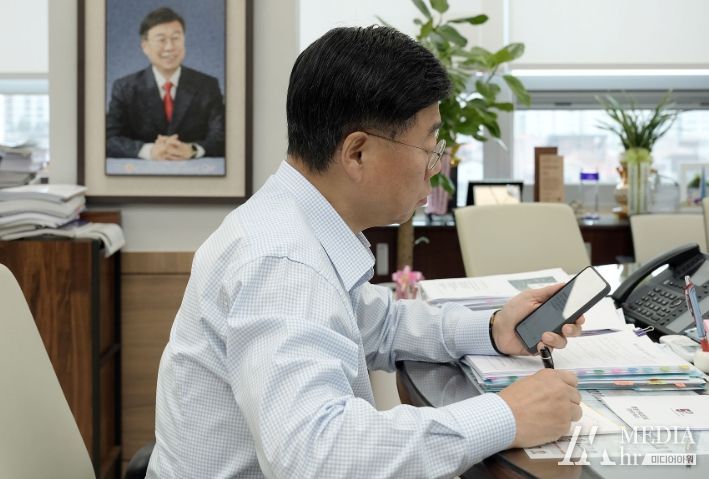 신상진 성남시장이 업무용 휴대전화로 수신된 ‘바로 문자 서비스’ 접수 내용을 들여다보고 있다