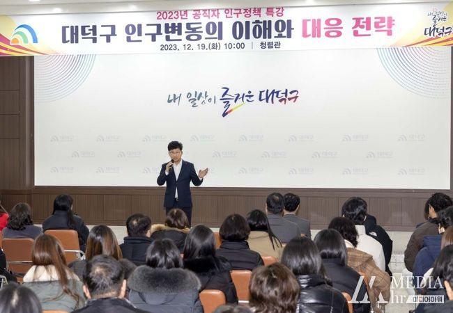 (사진 왼쪽부터) 황정찬 한국앤컴퍼니(주) 공장장과 최충규 대덕구청장이 18일 구민의 사랑방에서 대덕인재육성장학금 기탁식을 진행한 후 기념 촬영을 하고 있다.