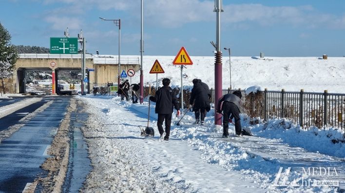 서천군, 보도 및 시가지 도로 제설작업으로 보행자 안전 확보!