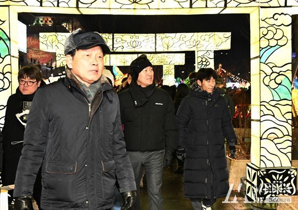 오세훈 시장이 크리스마스 이브인 24일(일) 광화문광장에서 열리고 있는 서울윈터페스타 2023 현장을 찾아 안전관리 상황을 점검하고 있다.