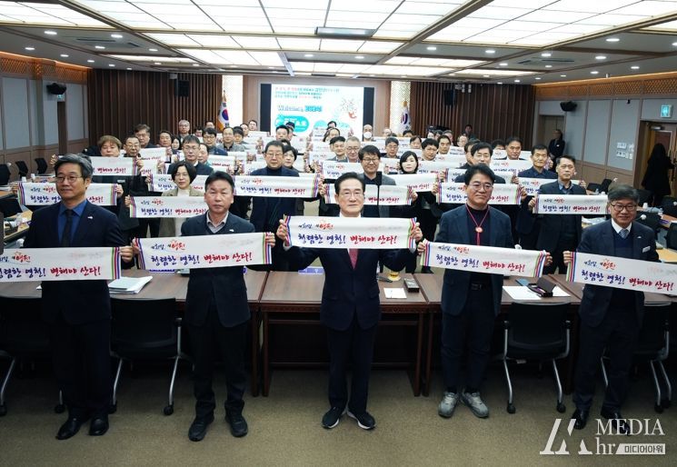 영천시는 5일 오전 시청 대회의실에서 최기문 시장 이하 간부 공무원 60여 명이 참석한 가운데 반부패 공직문화 확산을 위한 결의를 다졌다.