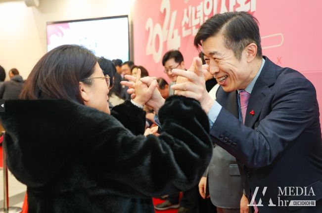 전성수 서초구청장이 18일 서초문화예술회관에서 열린 신년인사회에서 주민들을 맞이하고 있다.