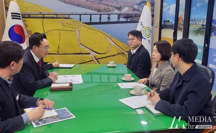윤병태 나주시장은 지난 18일 나주시청사를 방문한 정수미 LH광주전남지역본부장과 에너지국가산단의 조속한 추진을 위한 논의를 가졌다.
