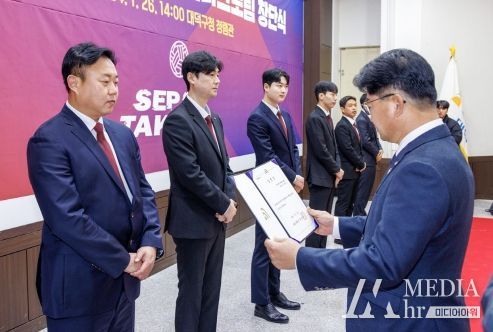 최충규 대덕구청장(사진 오른쪽)이 26일 대덕구청 청렴관에서 열린 대덕구 직장운동경기부 세팍타크로팀 창단식에서 김태경 감독에게 임명장을 전달하고 있다.