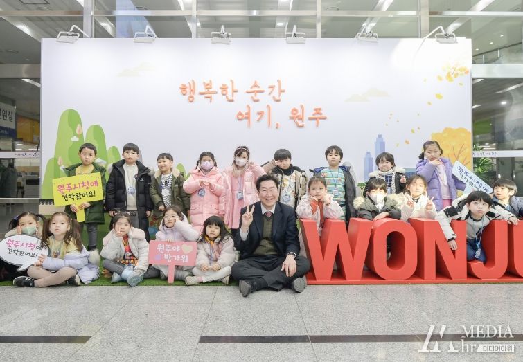 원주시, 시청사 로비에 ‘행복한 순간, 여기 원주 포토존’ 운영