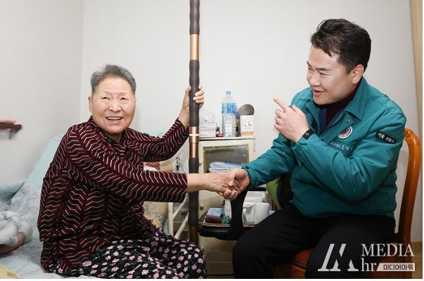 오언석 도봉구청장이 지난 7일 독거노인가구 등 소외이웃 2가구를 방문해 설 명절 인사를 전했다