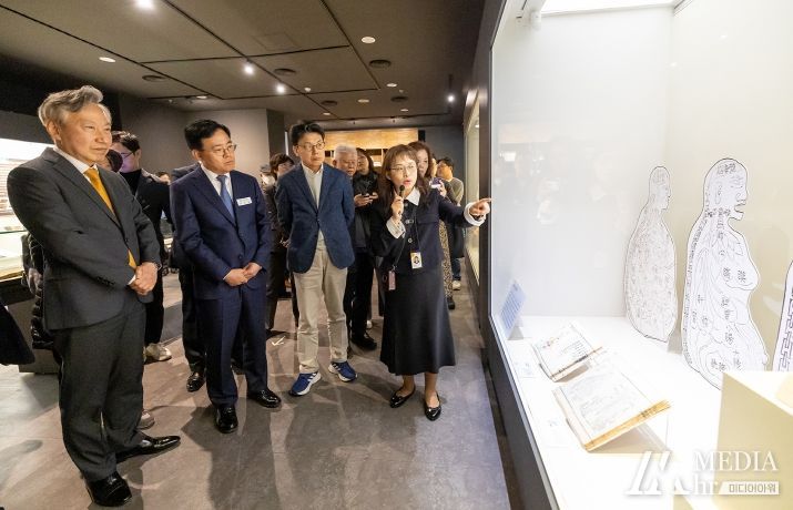 진교훈 강서구청장(왼쪽 두 번째)이 22일(금) 오후 4시 허준박물관에서 열린 ‘동의보감 유네스코 세계기록유산 등재 15주년 기념 특별전 개막식’에서 전시품을 살펴보고 있다.