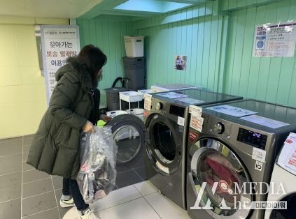 대구 수성구(구청장 김대권)는 취약계층 상시 지원체계 마련을 위해 거동이 불편한 노인과 장애인, 지역주민에게 세탁 서비스를 제공하는 ‘찾아가는 뽀송 빨래방’을 상시 운영한다.