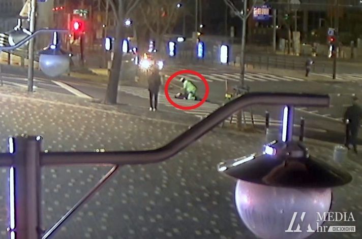 오재현 환경공무관이 심폐소생술을 실시하는 모습 (붉은 원, CCTV 화면 캡처)