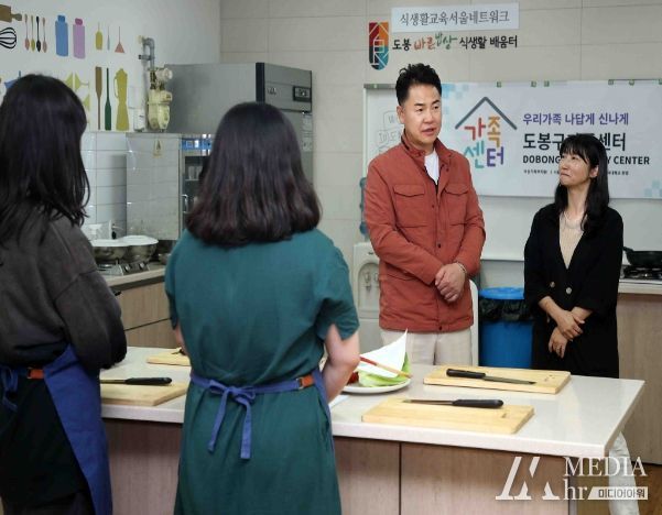 오언석 도봉구청장이 지난 4월 26일 ‘청춘 포레스트’가 진행 중인 도봉구 가족센터를 찾아 참여자들과 대화를 나누고 있다.