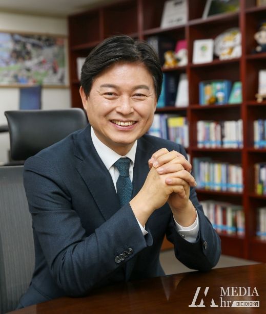 2022~2024년 3년 연속 공약 평가 최우수(SA) 단체장으로 선정된 조용익 부천시장
