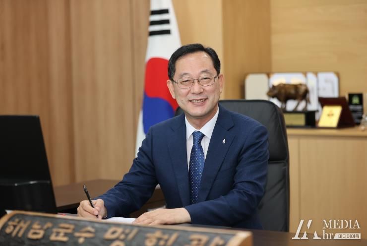 명현관군수(집무사진)