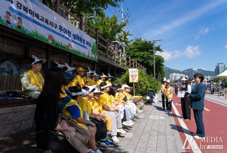 이순희 강북구청장이 ‘우이천 생태환경 체험’ 프로그램 현장에 방문하여 학생들과 소통하고 있다.