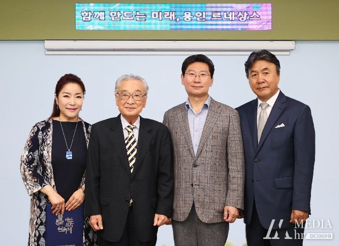 11일 용인특례시청 시장실에서 열린 '제42회 대한민국연극제 용인' 홍보대사 위촉식 참석자들의 모습. (왼쪽부터 배우 이태원, 이순재 명예대회장, 이상일 용인특례시장, 박영규 배우)