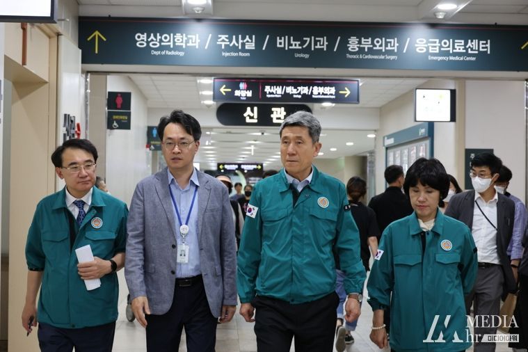 이강덕 포항시장은 지난 14일 포항성모병원을 방문해 의료기관 관계자들을 격려하고, 시민들이 의료기관 이용에 불편함이 없는지 현장 상황을 점검했다.