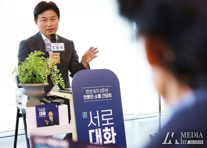 조용익 부천시장이 민선 8기 2주년 언론인과의 소통간담회 ‘서(書)로 대화’에서 시정철학을 소개하고, 언론인의 질문에 답변하고 있다.