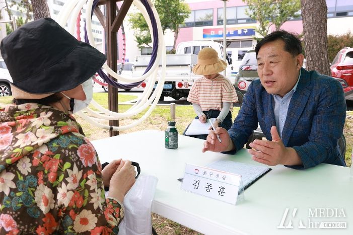 동구는 26일 대송동 댄밖공원에서 OK생활민원 현장서비스의 날 행사를 갖고 화분 분갈이, 칼갈이 등 생활서비스와 김종훈 동구청장이 고충상담소를 운영하는 등 다양한 현장 서비스를 제공했다.