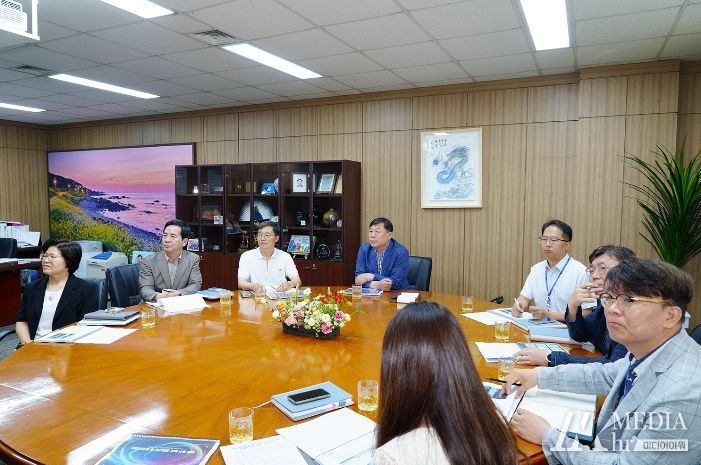 동구는 27일 2층 상황실에서 김종훈 동구청장과 관계자들이 참석하여 관광명소 야간경관특화 사업을 위한 대왕암공원, 명덕호수공원, 일산해수욕장 야간경관계획수립 용역 최종보고회를 가졌다.