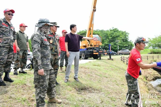 이민근 안산시장, 해병대전우회와 화랑유원지 수중 정화 활동 벌여