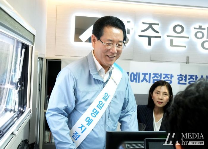 1일 전통시장·소상공인 경영애로 청취를 위한 금융버스 ‘가드림’ 1일명예지점장으로 위촉된 김영록 전라남도지사가 광양 중마시장에서 전통시장·소상공인을 대상으로 보증상담 업무를 지원하며 고충과 건의 사항을 청취하고, 지역경제 활성화 방안을 모색하는 현장 상담회를 개최했다.