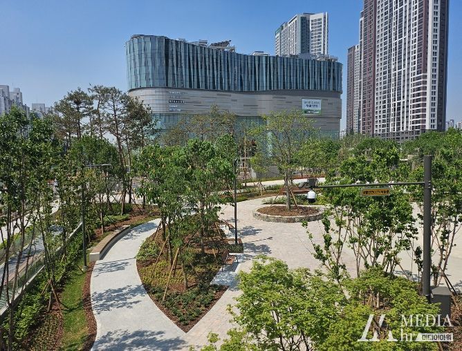 대유평공원 2단계 구간이 쇼핑몰과 어우러진 모습.