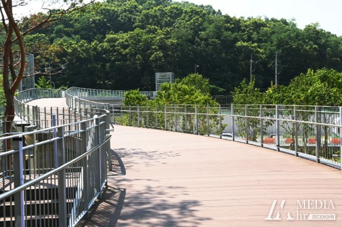 숙지산과 대유평공원을 이어주는 보행육교.