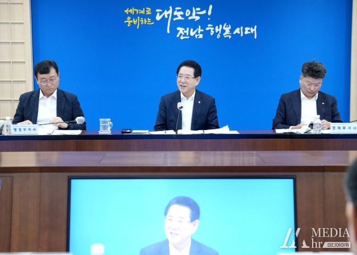 김영록 전라남도지사가 2일 오전 도청 서재필실에서 실국장 정책회의를 주재하고 있다.